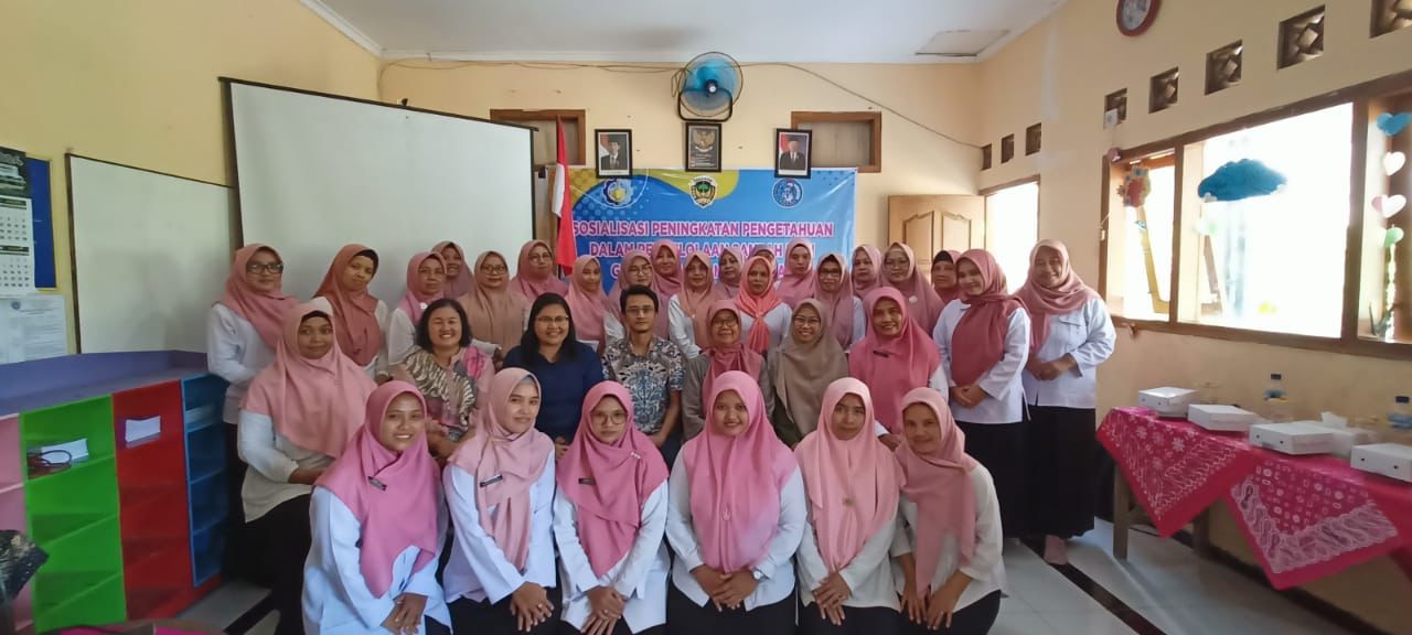 Dosen Pengabdian Masyarakat Laboratorium Laboratorium Pengelolaan Sampah Padat dan Limbah Bahan Berbahaya dan Beracun Departemen Teknik Lingkungan ITS pasca kegiatan edukasi penanganan sampah kepada para guru 